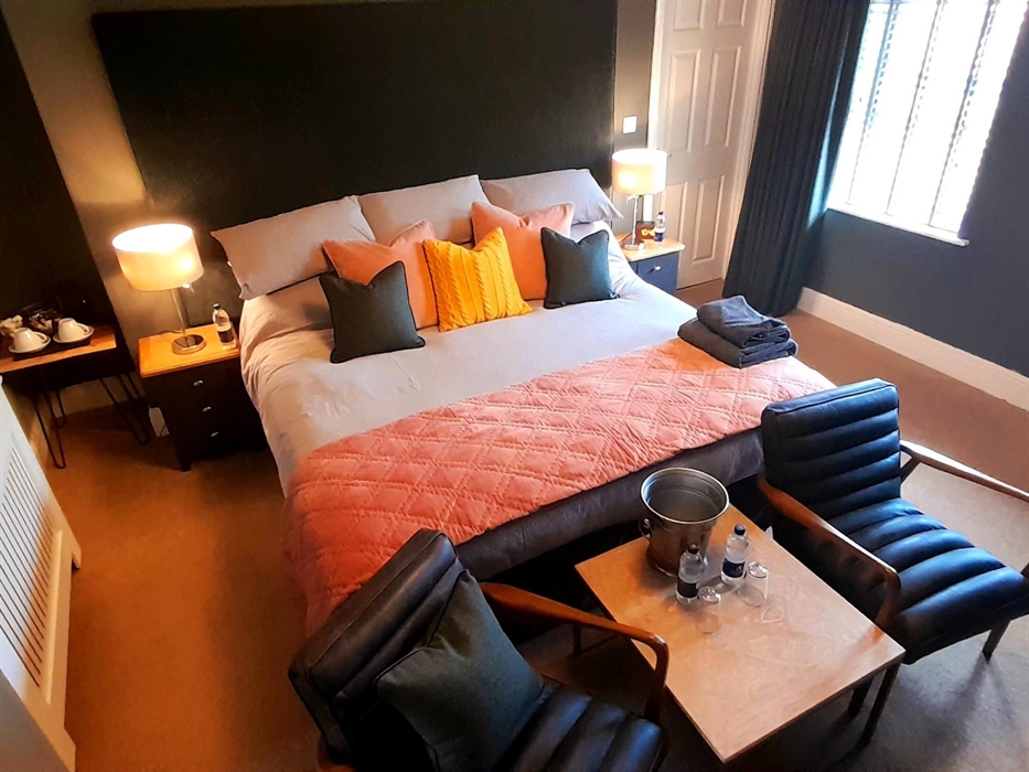 Superking bed, en-suite shower room