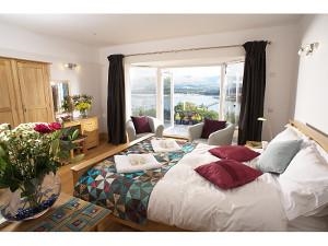 South east facing en-suite bedroom in apartment