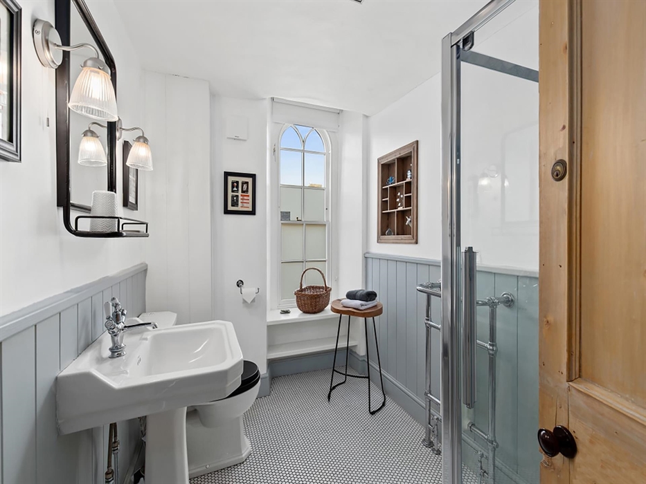 First Floor Front Bathroom