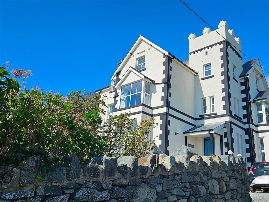 An imposing Victorian property overlooking the sea. Dog friendly and owner supervised, self catering on the ground floor. A 2 minute walk from the bea