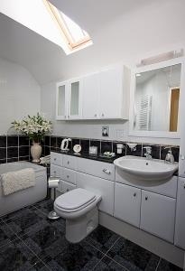 Private bathroom for Carn Ingli guest room