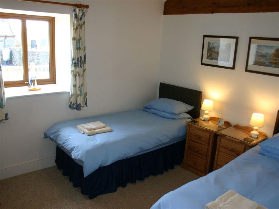 Twin room with two 3' single beds