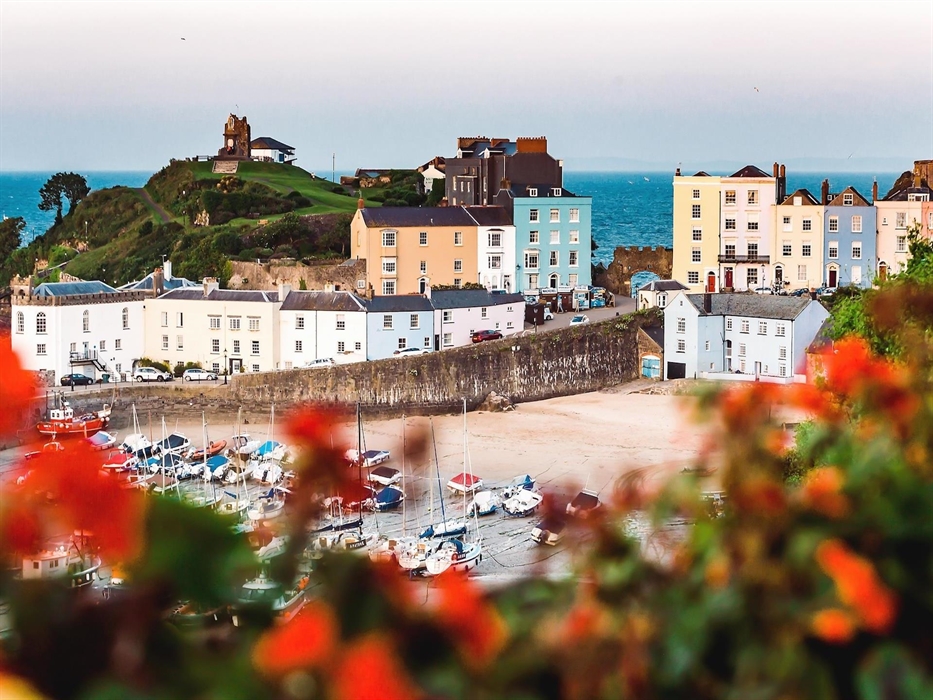 tenby harbour on a sunny day