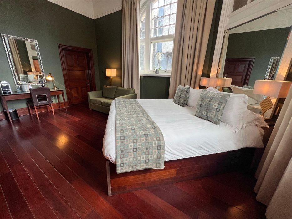 Morgans Hotel's Zeta room is a family room with a Kingsize bed and double sofa-bed. The room also has a desk with chair and plenty of space.