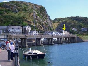 Excellent harbourside location situated on 2 floors of a 5 storey Victorian Villa, less than one minute from either the water or mountain paths and ya