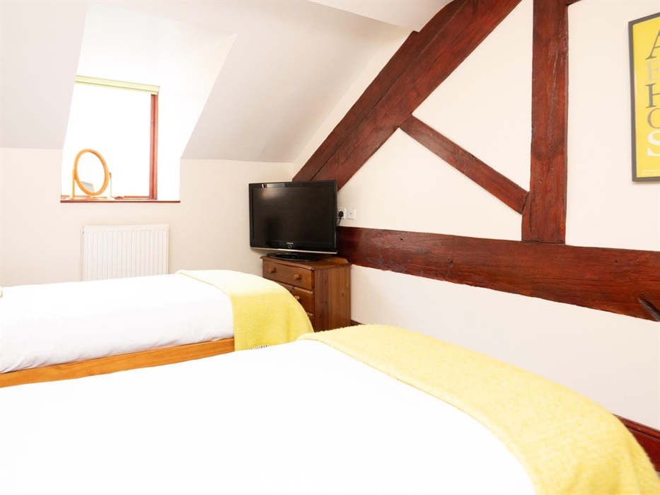 Twin beds, Wales family holiday cottage