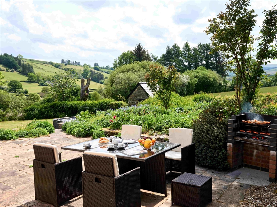 Onnen Fawr Farmhouse Outside Seating