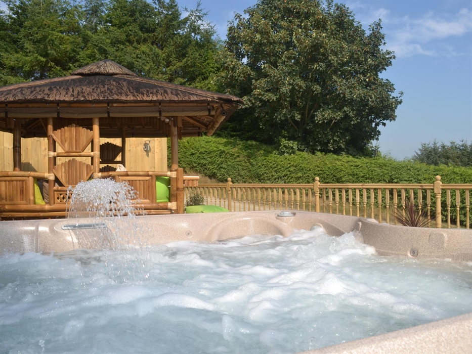 Gwynfan Bungalow Hot Tub and Gazebo
