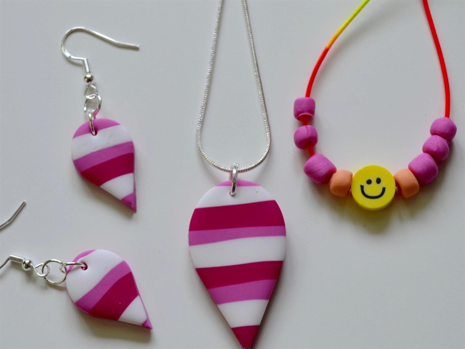 Make 3 items to take away on the day.  This class is a favourite for Birthday Parties & Hen do's.  Adult classes in the evenings can bring their own b