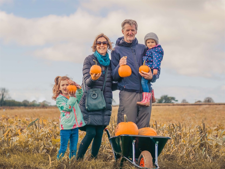 Family-Pumpkin-pIcking