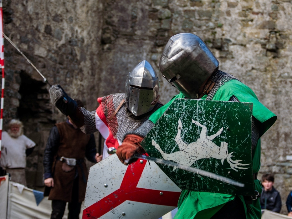 Two Ardudwy knights fighting at an event
