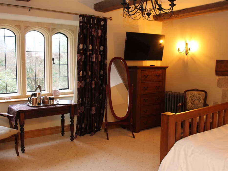 Spacious room with king size bed, large Smart TV, Tea & Coffee making facilities (tea and coffee provided), hairdryer and en suite bathroom with rainw