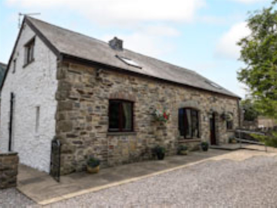 The Coach House is a spacious barn conversion which can comfortably accommodate 8 people(+ sofa bed + cot.)