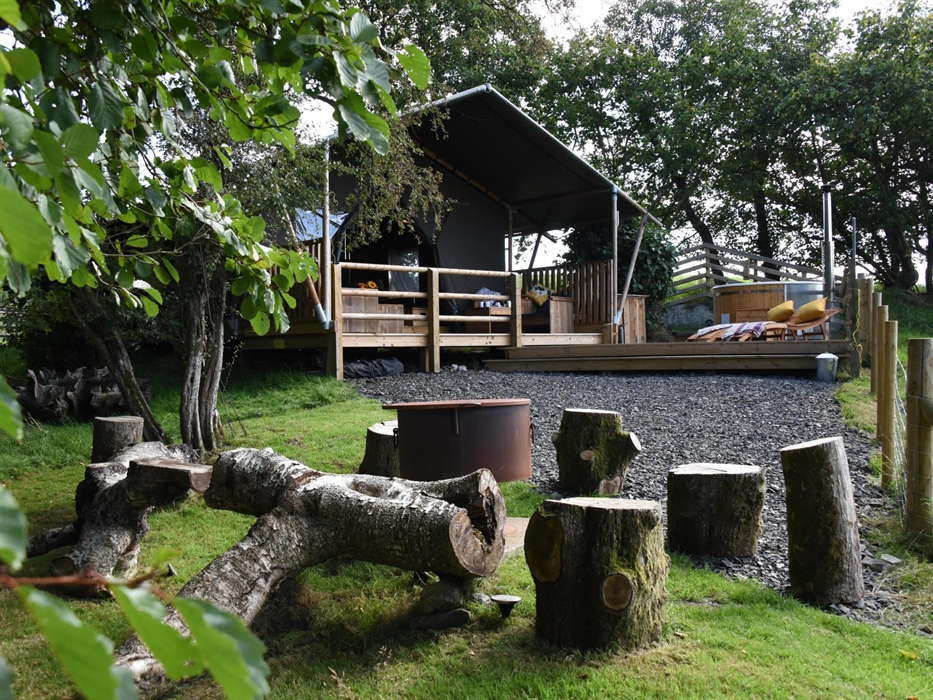 Sit around the fire pit with pizza oven