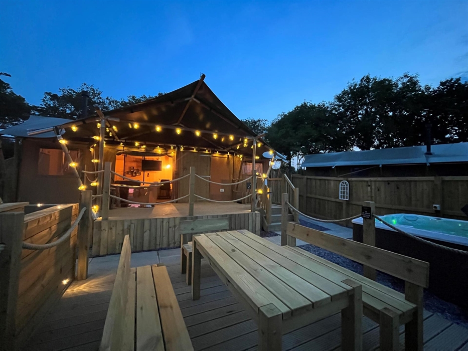 Sleeps up to 8 guests, outside hot tub with cinema area. Outdoor copper shower and seating area.