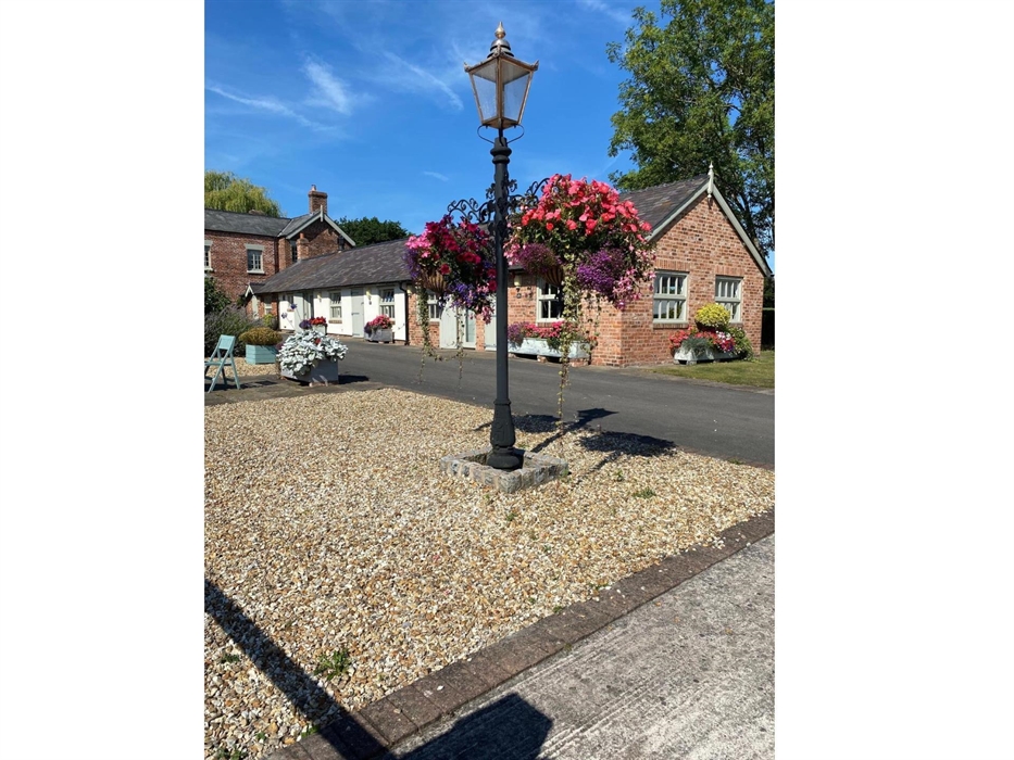 The outside of Oak and Holly Cottage