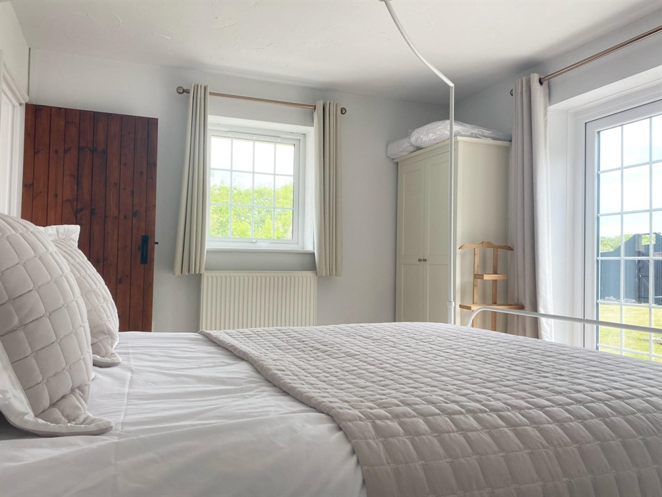 Ground floor king size bedroom