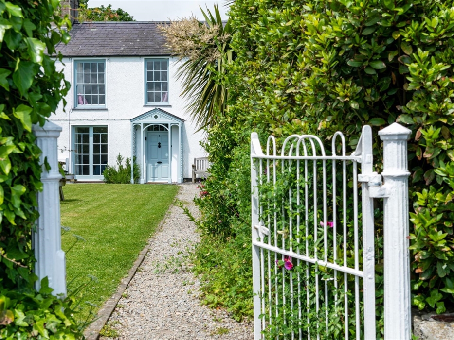 A stunning family friendly Georgian cottage, sitting quietly behind a cottage garden with sea and mountain views.  A short stroll into Beaumaris and y