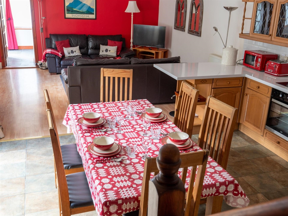 Spacious open plan lounge diner, Mawddach Estuary Holiday cottage