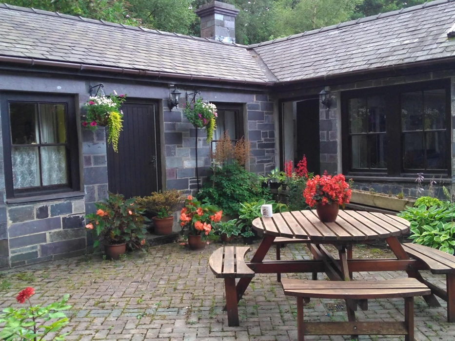 Coach House Cottage courtyard