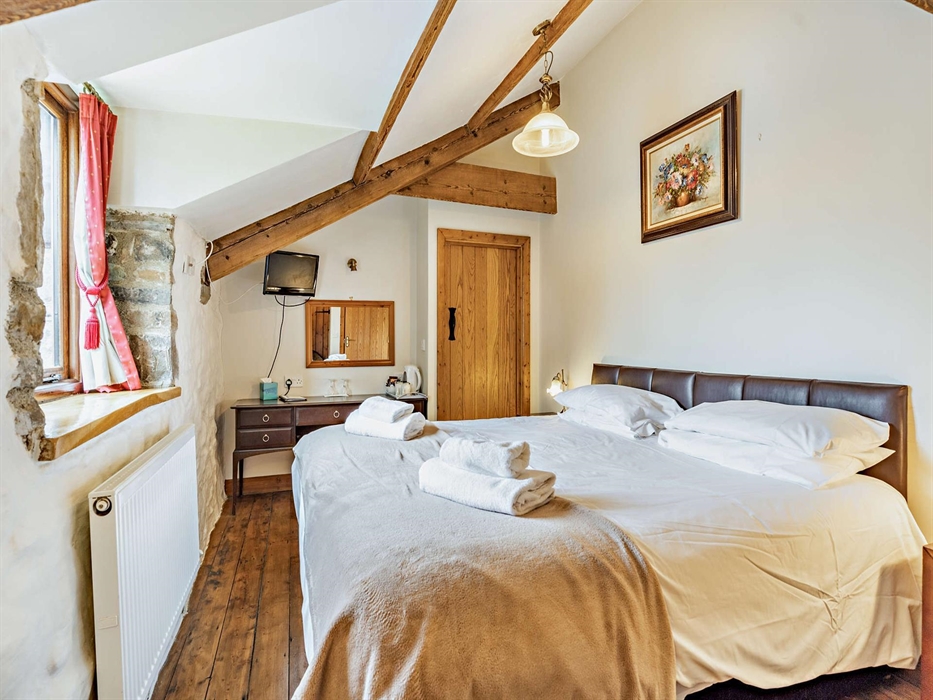 Room 4 (sleeps 2), superking + bathroom ensuite