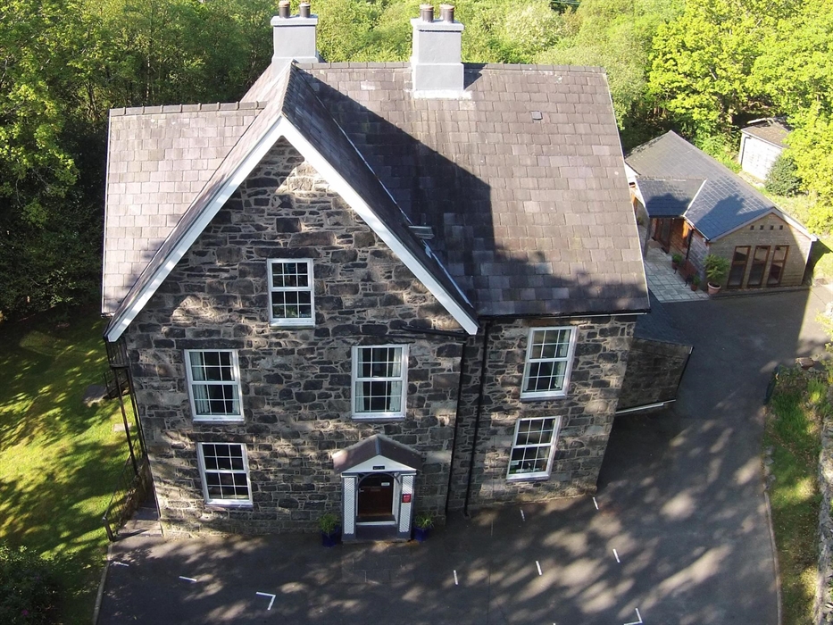 Bryn Du Mountain Centre, self catered accommodation in spacious Victorian House