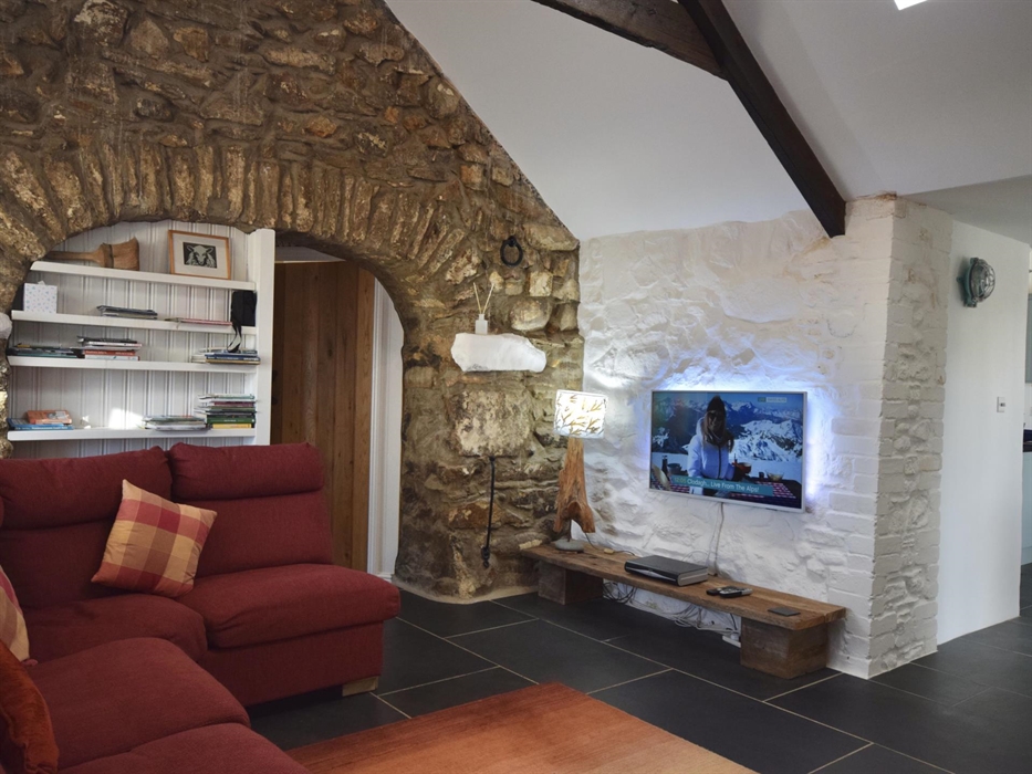L shaped comfy sofa, internet TV and Freeview satellite box.
Archway leads to the double and twin bedrooms.