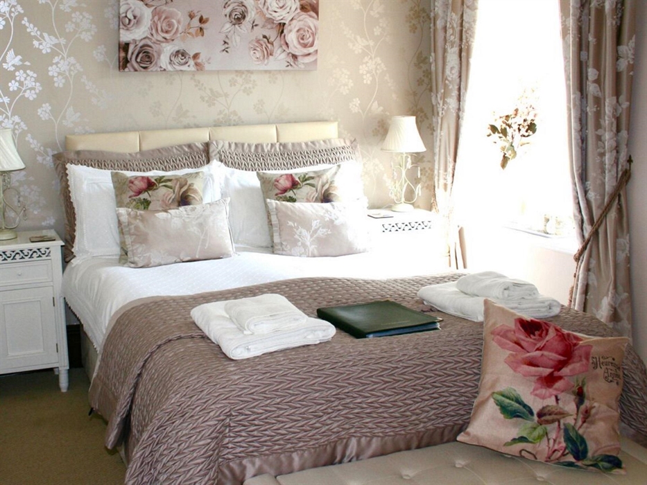 Classic double Rose with private bathroom (Shower above the bath)