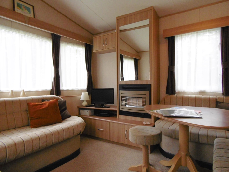 Larch lounge an dining area