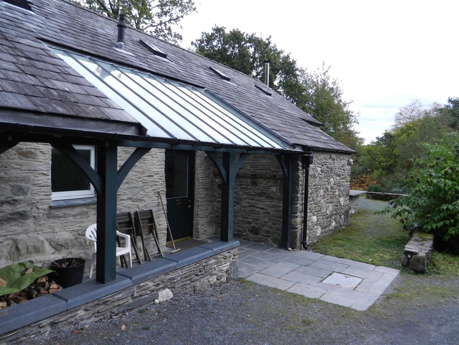 Yr Hen Stablau parking at level entrance