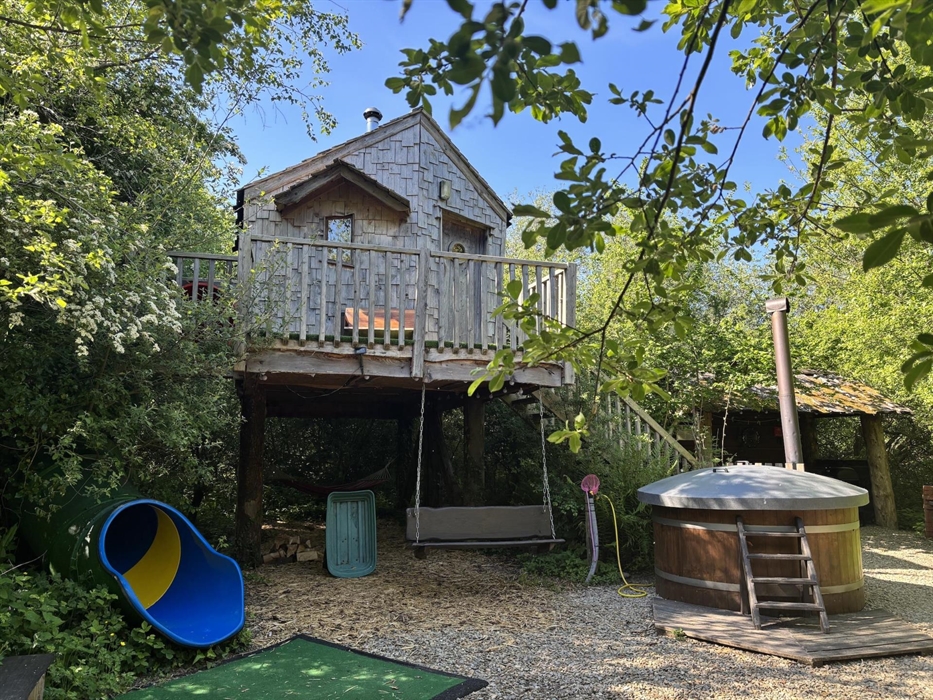 Beautiful Pyatts Nest Treehouse