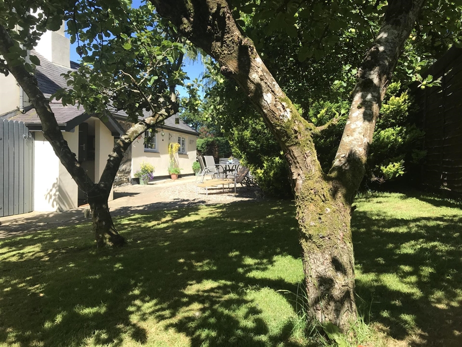private garden and hot tub .
