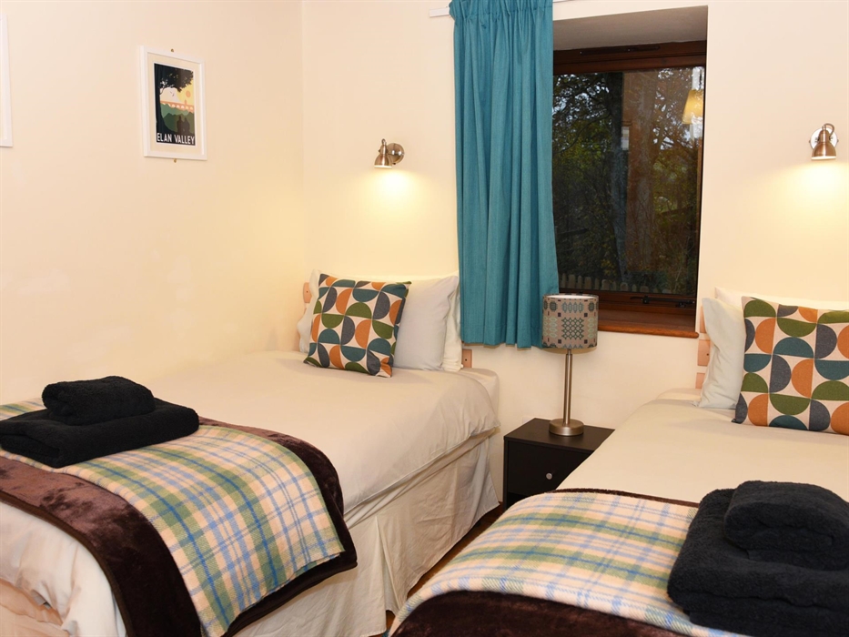 Ash Lodge and Sycamore Lodge twin bedroom.