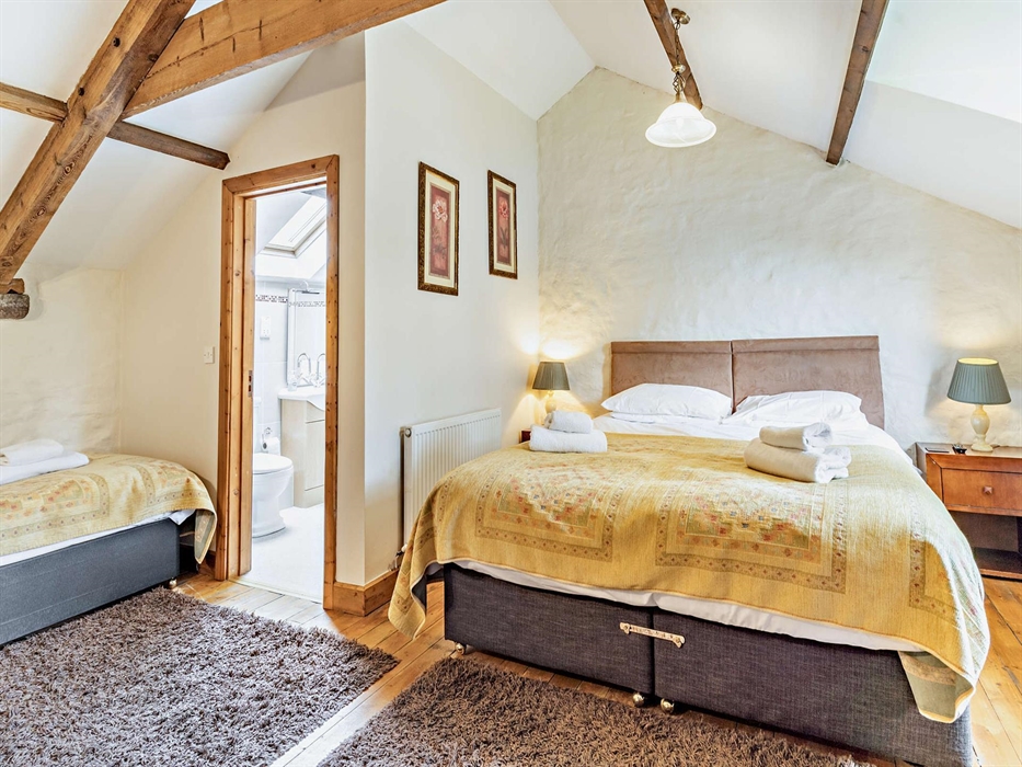 Room 6 (sleeps 4), superking, 2 singles + ensuite