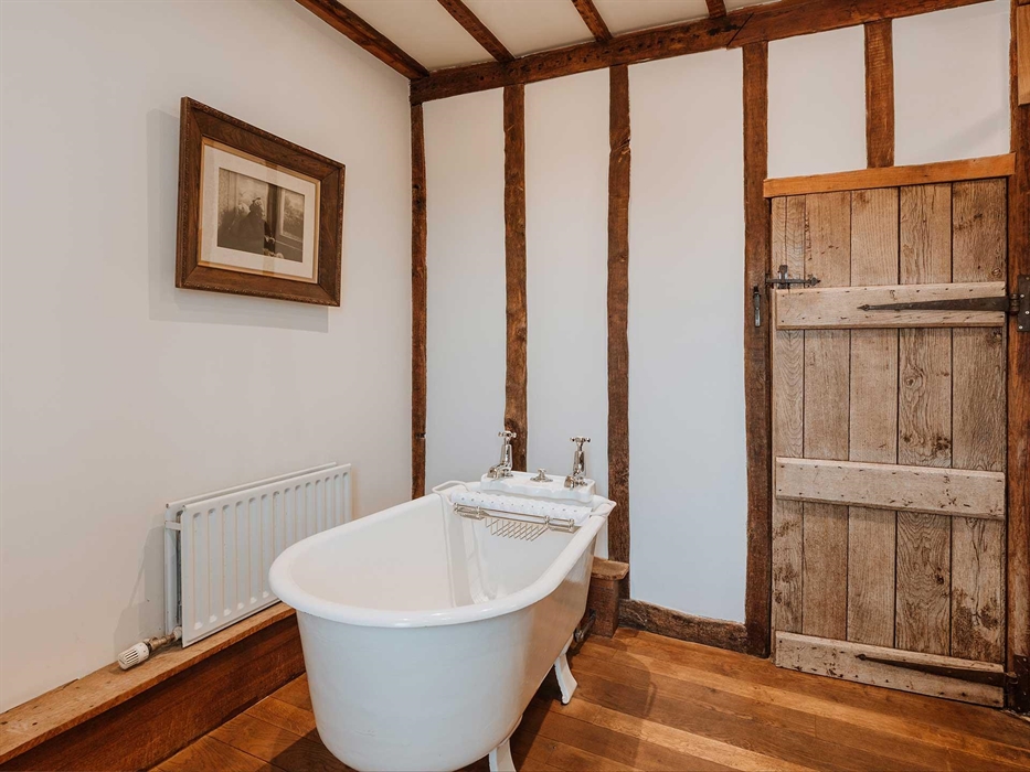 Bryn Tanat Hall has 8 private or en-suite bathrooms and 3 shared bathrooms