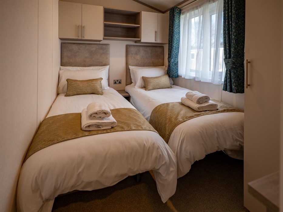 Luxury Lodge Twin Bedroom