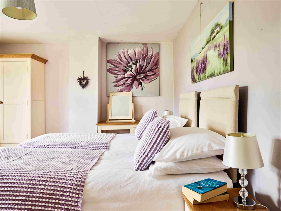 Onnen Fawr Farmhouse Twin Bedroom