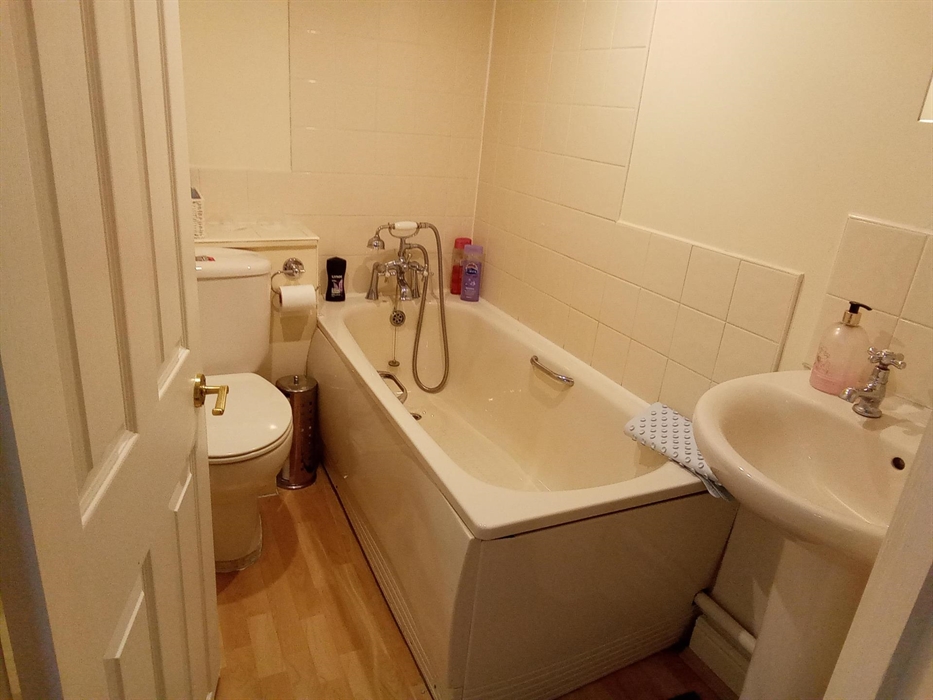 Twin Bedroom En-suite Bathroom