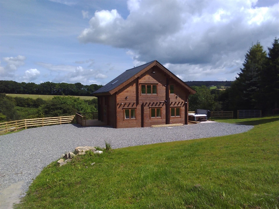 Lake View Log House stands on its own, private hot tub. Roofed over, elevated veranda and downstairs outside dining area.Lounge, shower room, kitchen,