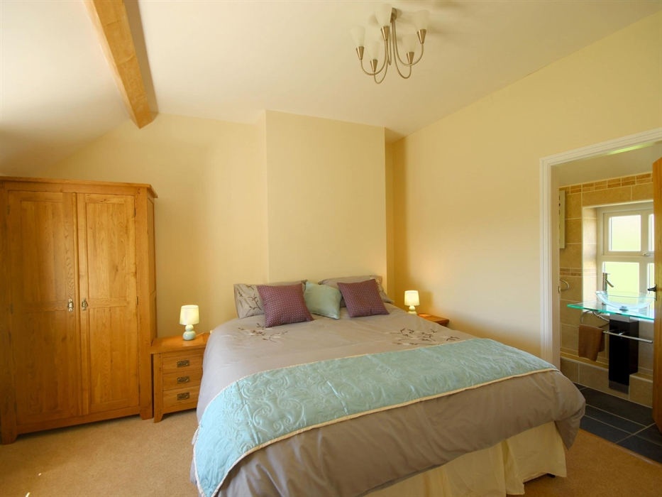 Gadlys ensuite upstairs