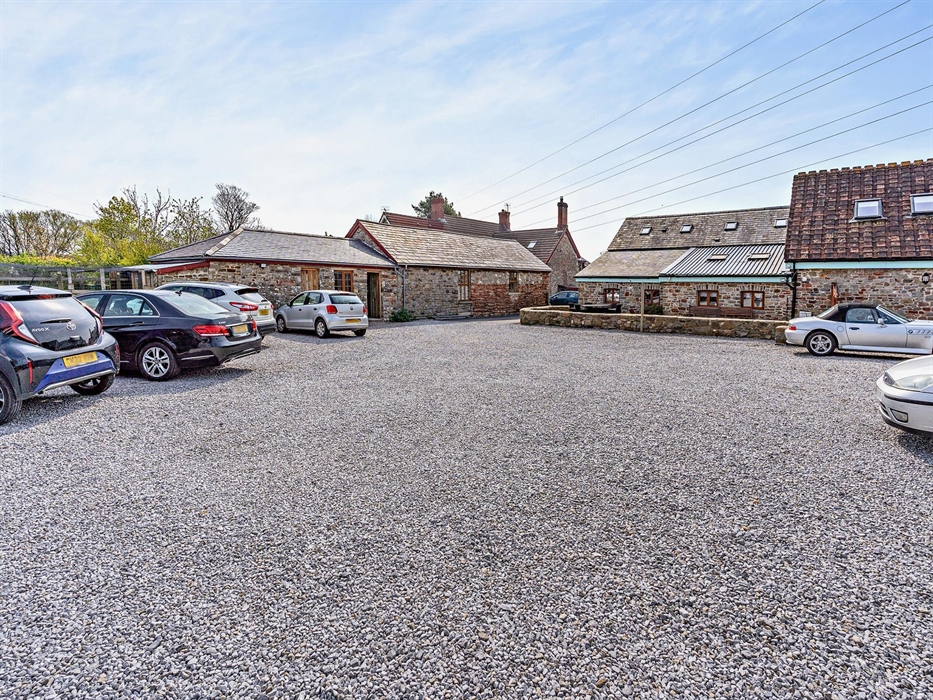 Tyn Cellar Holiday Cottages Parking