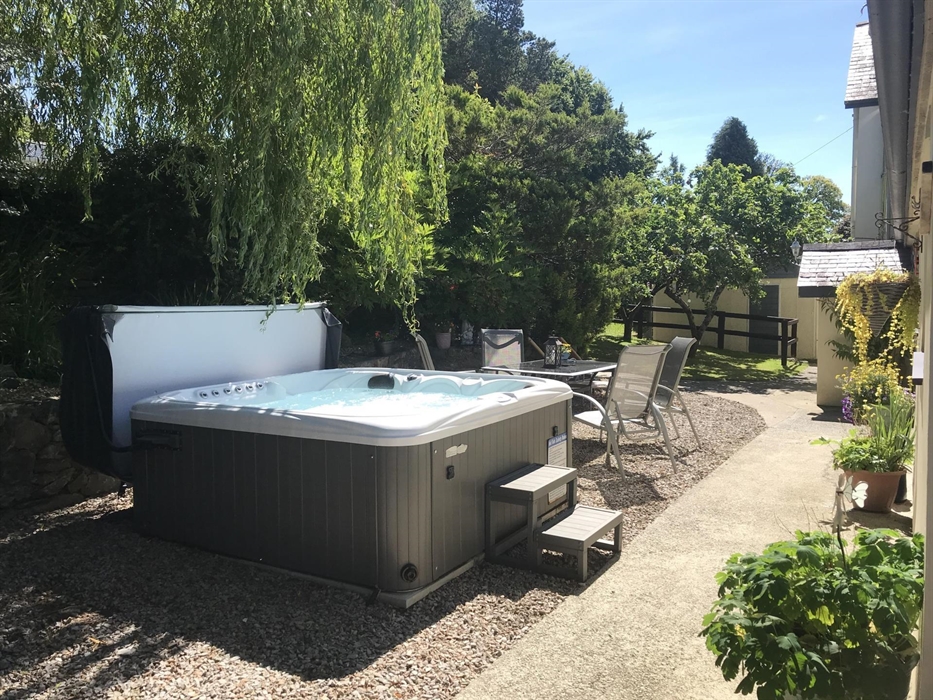 RELAX in the cottage garden hot tub , soak up the sun . we are in an area well know for its dark skies , enjoy the tub at night and watch the stars .