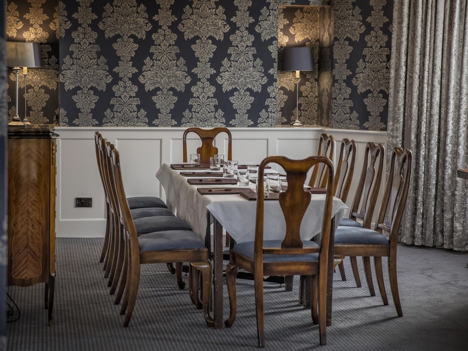 Our Fellows lounge is perfect for small, informal meetings, drinks receptions or luxurious private dining for up to 12 people.