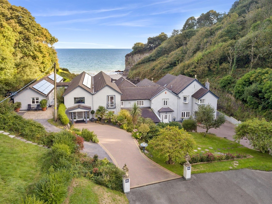 Waterwynch Beach House, Nr Tenby, Saundersfoot, Pembrokeshire, imposing, grand beachside house set in mature gardens between Saundersfoot and Tenby sl