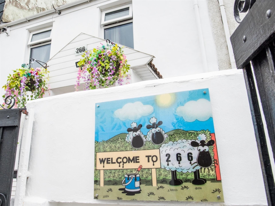 "Two Six Six" - Heart of Valleys Cottage