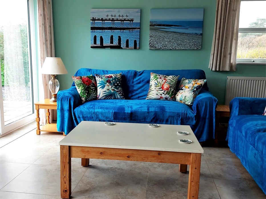 Relax at tranquil Derwen cottage