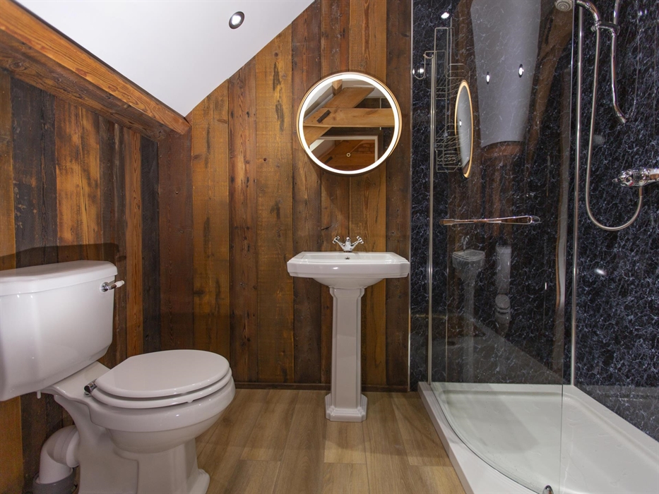 Master bedroom en suite