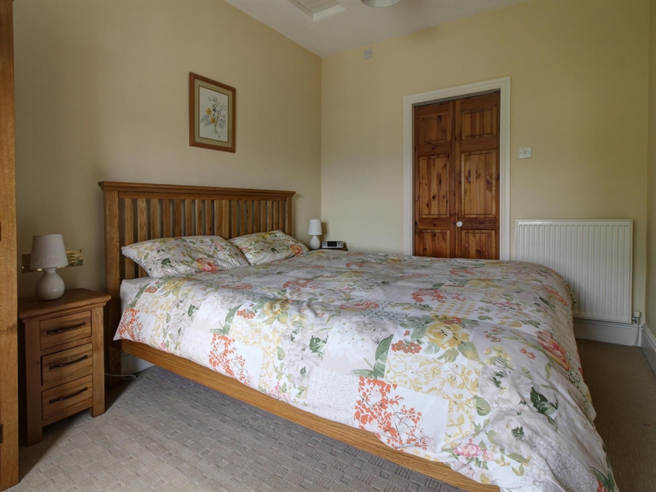 KIng size bed with door into ensuite shower room