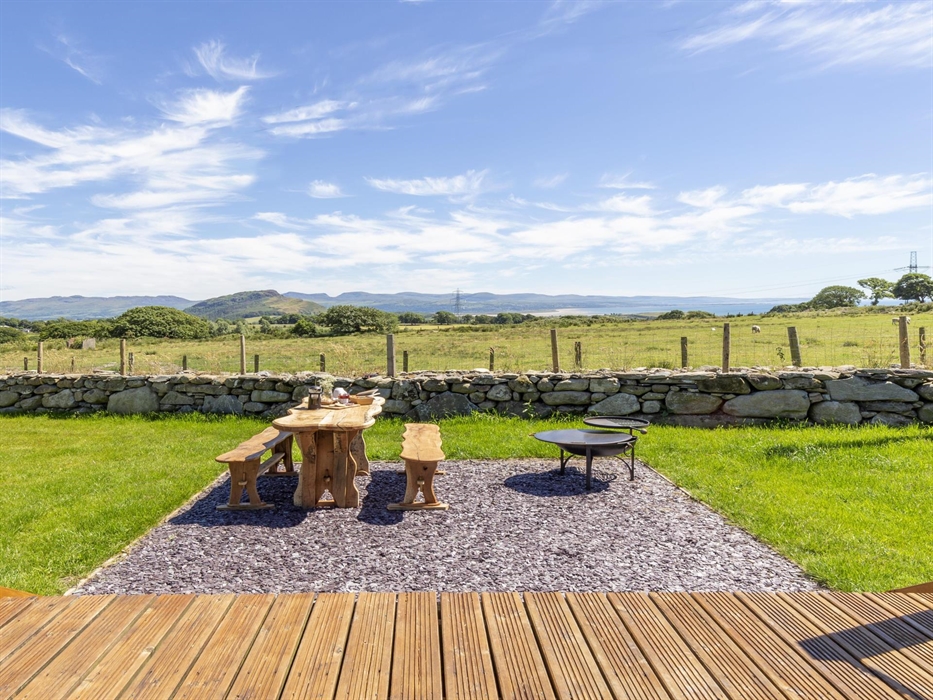Views of Sea and Mountains, located on a welsh working farm near Criccieth, North Wales.  This Luxury Pod offers peaceful and lets you have a pip on f