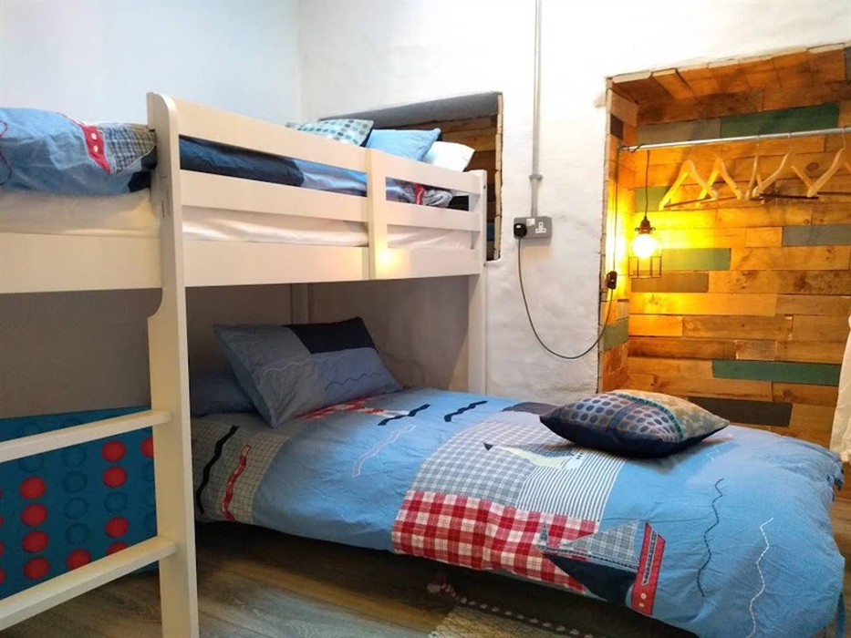 Fun and bright bunk room in Cattle Shed.